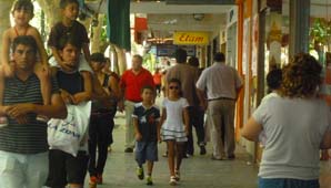 Domingo de compras en el microcentro sanjuanino Domingo de compras en el microcentro sanjuanino