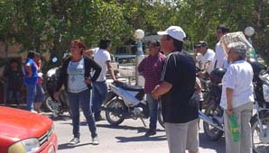 Pocito: vecinos cortan calle ante la falta de agua potable Pocito: vecinos cortan calle ante la falta de agua potable