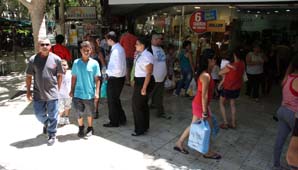 Los sanjuaninos aprovecharon el sábado para adelantarse a las compras navideñas Los sanjuaninos aprovecharon el sábado para adelantarse a las compras navideñas