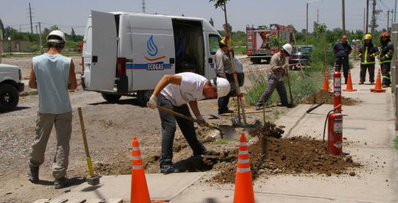 Intentó apuntalar un árbol y provocó una fuga de gas Intentó apuntalar un árbol y provocó una fuga de gas