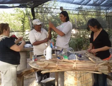 Artesanos de totora exponen en La Boca Artesanos de totora exponen en La Boca