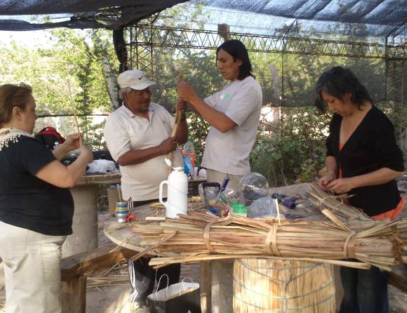 Artesanos de totora exponen en La Boca Artesanos de totora exponen en La Boca