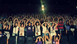 Las believers sanjuaninas, firmes junto a su ídolo Las believers sanjuaninas, firmes junto a su ídolo