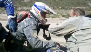 Dakar 2014: sanjuaninos rescataron a un piloto accidentado Dakar 2014: sanjuaninos rescataron a un piloto accidentado