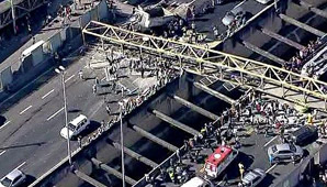 Al menos cuatro muertos por el derrumbe de un puente en Brasil Al menos cuatro muertos por el derrumbe de un puente en Brasil