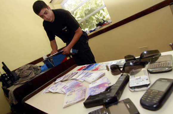 Robo de $70.000 a ‘Somos’: cae uno y dan con $20.000 Robo de $70.000 a ‘Somos’: cae uno y dan con $20.000