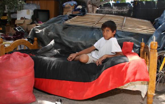 Se les cayó el techo y por eso viven afuera de la casa Se les cayó el techo y por eso viven afuera de la casa