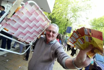 Pasaron la noche bajo la lluvia para comprar las entradas para el cierre Pasaron la noche bajo la lluvia para comprar las entradas para el cierre
