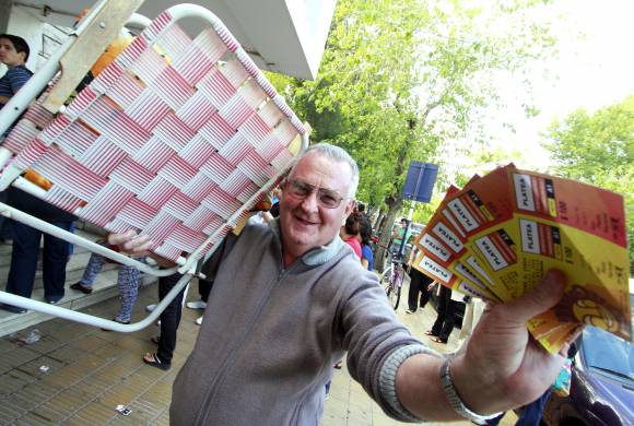 Pasaron la noche bajo la lluvia para comprar las entradas para el cierre Pasaron la noche bajo la lluvia para comprar las entradas para el cierre