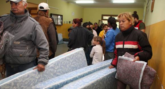 Tuvieron que salir a comprar nylons y colchones porque se acabó el stock Tuvieron que salir a comprar nylons y colchones porque se acabó el stock