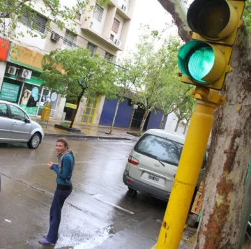 Caos vehicular en Capital por más de 18 semáforos sin funcionamiento Caos vehicular en Capital por más de 18 semáforos sin funcionamiento