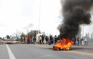 Para pedir ayuda cortaron rutas y calles Para pedir ayuda cortaron rutas y calles