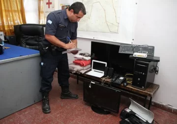 Roba y lo atrapan con el botín Roba y lo atrapan con el botín