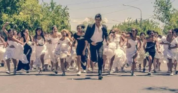 Las curiosas producciones de fotos con 200 mujeres y un novio fugitivo Las curiosas producciones de fotos con 200 mujeres y un novio fugitivo