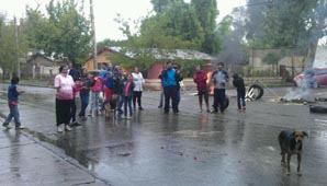 Cortaron una calle luego de que se les inundaran las casas Cortaron una calle luego de que se les inundaran las casas