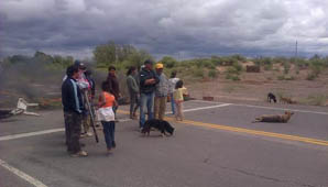 Vecinos de El Encón cortan la ruta en reclamo de ayuda Vecinos de El Encón cortan la ruta en reclamo de ayuda