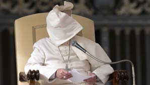 El viento le jugó una mala pasada al papa Francisco El viento le jugó una mala pasada al papa Francisco