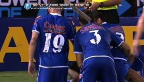 River suspendió al supuesto hincha que tiró el “tablazo” River suspendió al supuesto hincha que tiró el “tablazo”