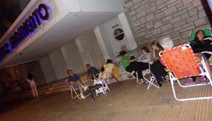 FNS: desde anoche, la gente espera para comprar su ticket FNS: desde anoche, la gente espera para comprar su ticket