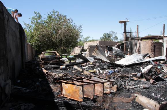 Polémica por el origen del fuego que destruyó una casa Polémica por el origen del fuego que destruyó una casa