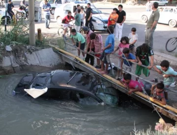Chocó y terminó con su auto en un canal Chocó y terminó con su auto en un canal