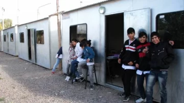 Por los techos rotos, los alumnos de Angualasto siguen en los módulos Por los techos rotos, los alumnos de Angualasto siguen en los módulos