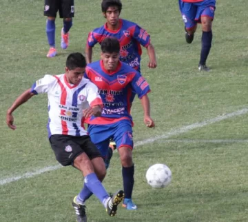 Peñarol no supo liquidar a la Villa Peñarol no supo liquidar a la Villa