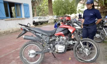 Roban una moto y chocan Roban una moto y chocan