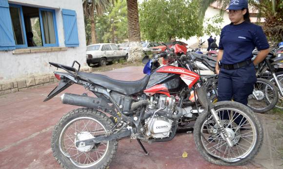Roban una moto y chocan Roban una moto y chocan