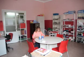 De una casucha a una sala que tiene hasta biblioteca De una casucha a una sala que tiene hasta biblioteca