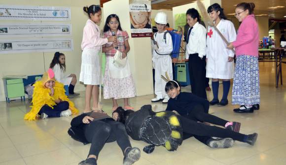 El sketch que concientizó con vinchucas gigantescas El sketch que concientizó con vinchucas gigantescas