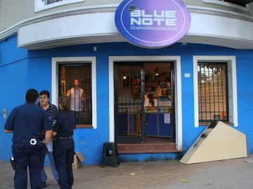 Intentan prenderle fuego a un comercio en Capital Intentan prenderle fuego a un comercio en Capital