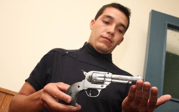 Caen dos con un ‘arma’ y aparatos Caen dos con un ‘arma’ y aparatos