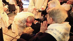 Francisco lavó los pies a enfermos en la misa por el Jueves Santo Francisco lavó los pies a enfermos en la misa por el Jueves Santo