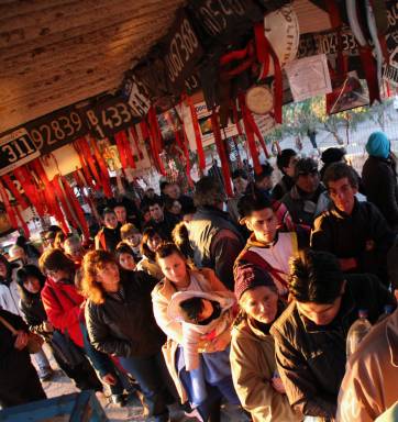 Casi 1 hora de fila para ver a la Difunta Casi 1 hora de fila para ver a la Difunta