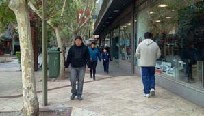Jueves Santo: la gente eligió pasear y mirar vidrieras Jueves Santo: la gente eligió pasear y mirar vidrieras