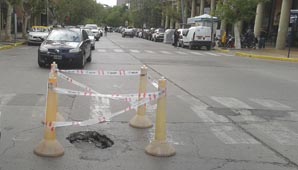 Cedió el pavimento en pleno centro Cedió el pavimento en pleno centro