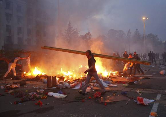 Incendio fatal tras la violencia en Ucrania Incendio fatal tras la violencia en Ucrania