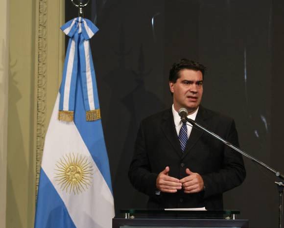 El Gobierno amenaza con regular las tasas El Gobierno amenaza con regular las tasas