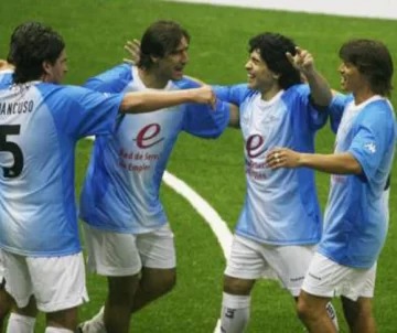 FNS: negocian para que Maradona esté en el cierre FNS: negocian para que Maradona esté en el cierre