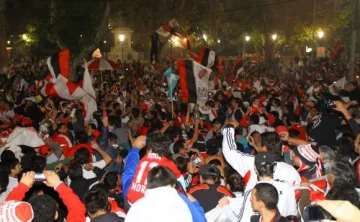 Cuatro mil sanjuaninos en la Plaza 25 Cuatro mil sanjuaninos en la Plaza 25