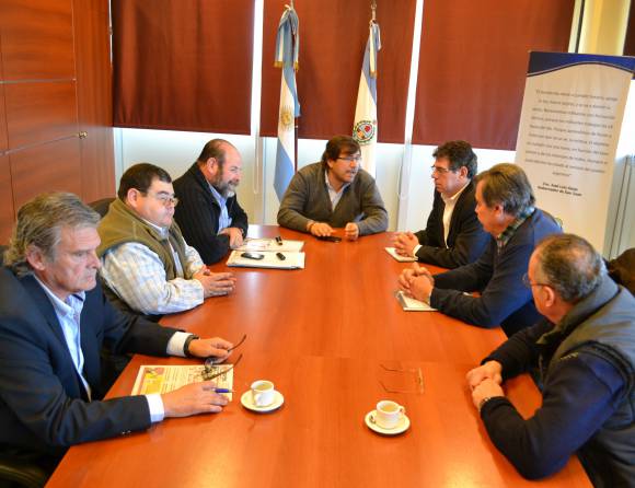 Reunión entre Alós, INV y viñateros Reunión entre Alós, INV y viñateros
