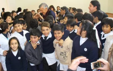 Revolución infantil en medio de una inauguración escolar Revolución infantil en medio de una inauguración escolar