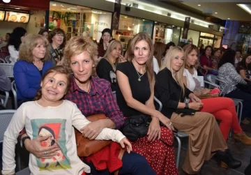 Desfile de modas en Patio Alvear Desfile de modas en Patio Alvear