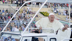 El Papa visitó el lugar de bautismo de Jesús y rezó en el río Jordán El Papa visitó el lugar de bautismo de Jesús y rezó en el río Jordán