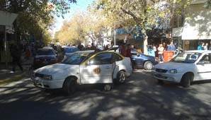 Cruce entre taxistas por paradas en el microcentro Cruce entre taxistas por paradas en el microcentro