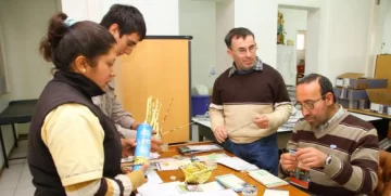 Los discapacitados que realizan libretas con papeles reutilizados Los discapacitados que realizan libretas con papeles reutilizados