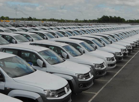 La venta de autos se derrumbó casi 40% La venta de autos se derrumbó casi 40%