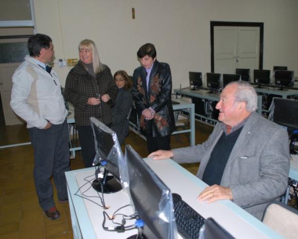 Más tecnología para los alumnos Más tecnología para los alumnos