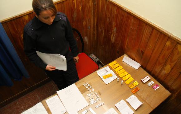 Caen dos con pastillas y droga Caen dos con pastillas y droga